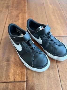 Nike Kids Black and White Low-Top Velcro Lace Sneakers SIZE 2Y